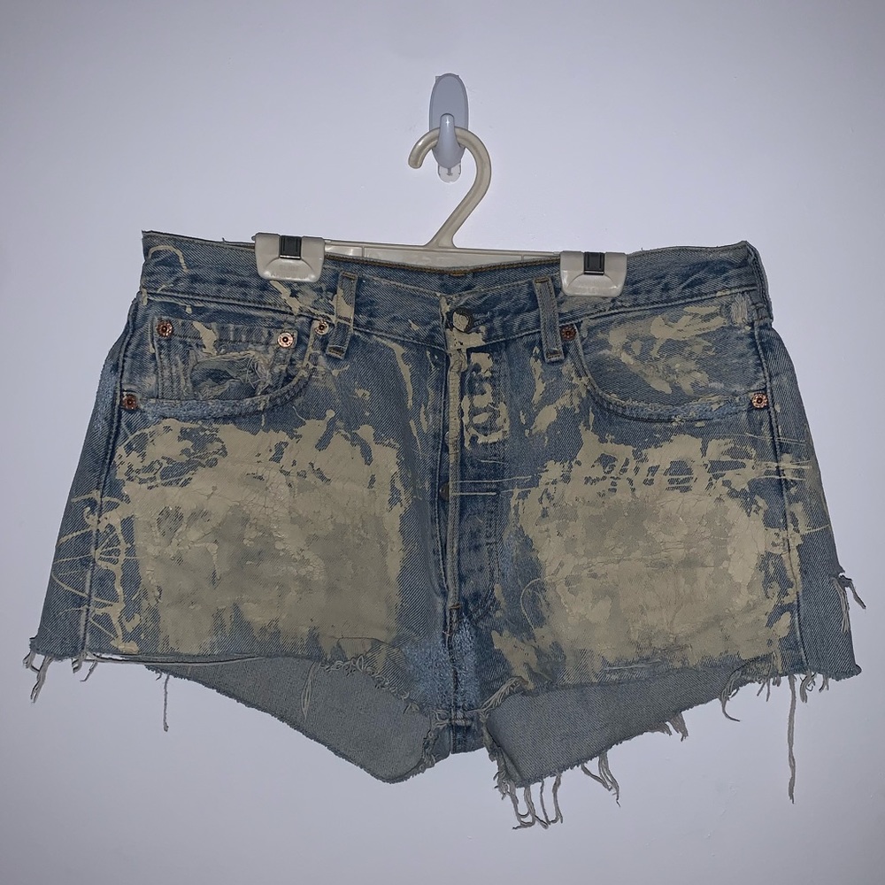 [33]🩳LEVI’S distressed denim shorts